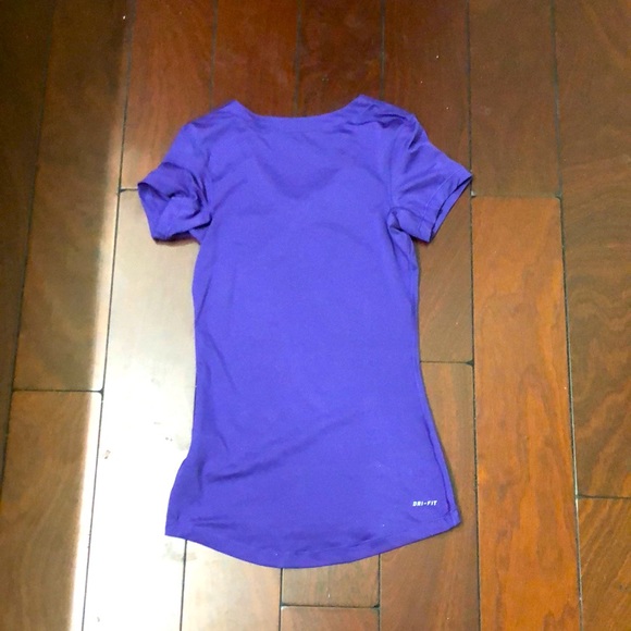 Purple Nike work out top, no stains, xs in woman - Picture 3 of 3
